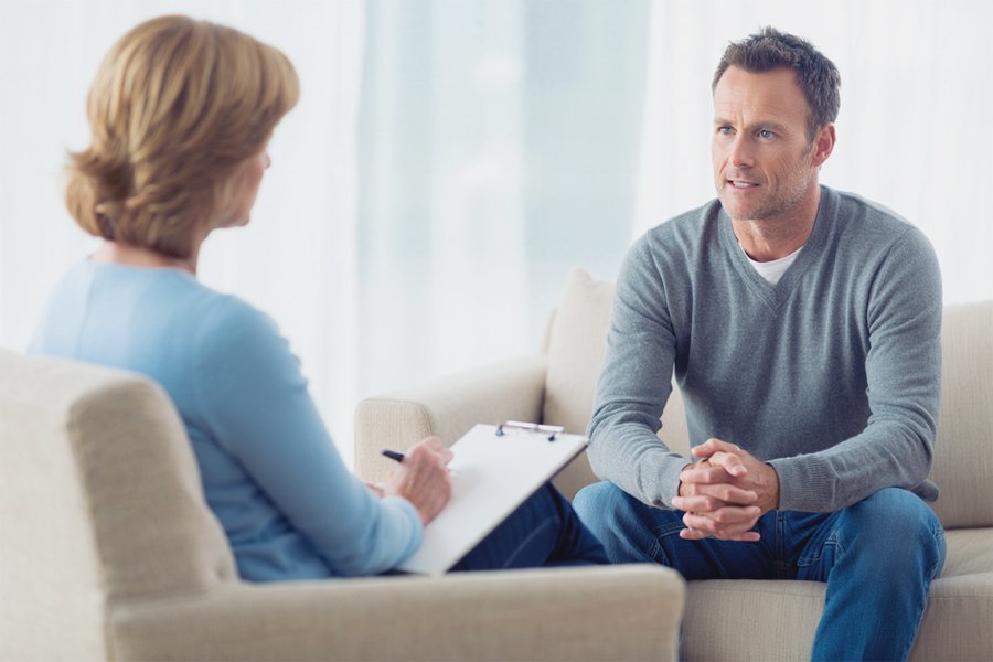 Мужчина на психотерапии
